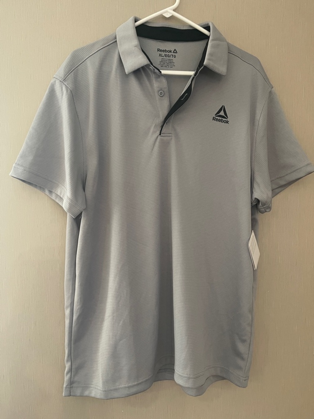 Reebok NWT XL Men’s Light Gray Performance Polo with Black Trim textured ribbed